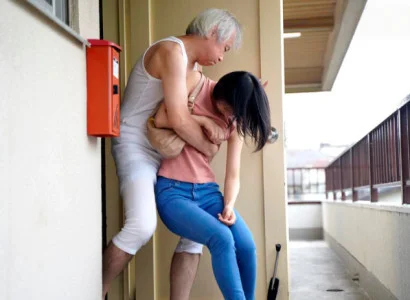 Cô vợ trẻ của con trai bị bố chồng già cưỡng dâm