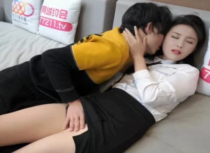Cô thư ký xinh đẹp bí mật chiều ông sếp vì tiền
