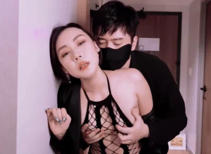 Bà vợ bán thân cho sếp để thanh toán nợ cho chồng