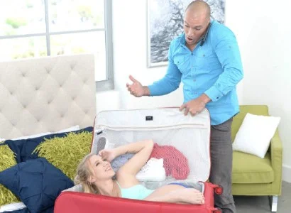 Món quà bên trong vali khiến người xem tò mò
