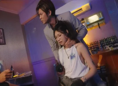 Nữ chủ tiệm bị chịch bởi đám đông
